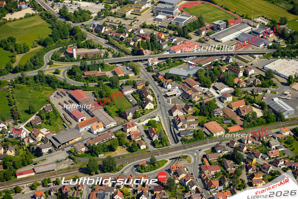 Das Luftbild zeigt Ostbahnstrasse Hersbruck - Die Luftaufnahme wurde 2023 vom UL-Flugzeug aus erstellt ( keine Drohne ) - Hochauflösende Luftaufnahme - Für grossformatige Ausdrucke geeignet. Die Geschenkidee !Mit Lizenz und Bildrechte bestellbar