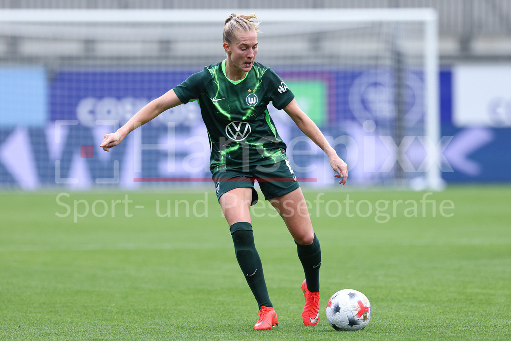 Fussball, UEFA Womens Champions League, VfL Wolfsburg - Inter Mailand | Janina Minge (VfL Wolfsburg, 6) am Ball, Freisteller, Einzelbild, Ganzkörper, Aktion, Action, Spielszene