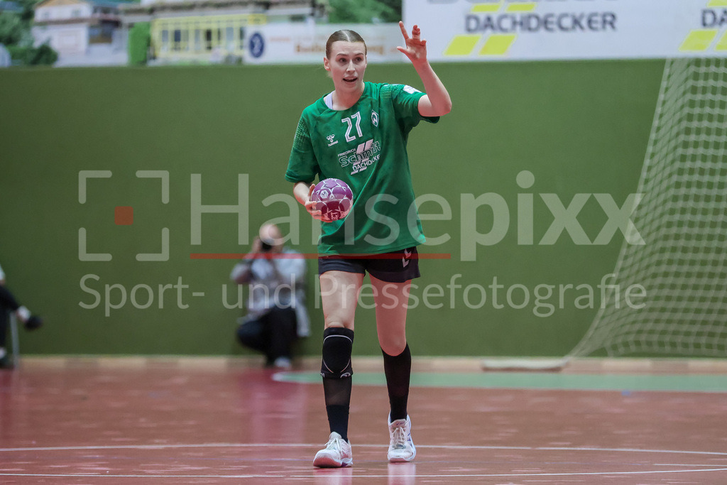 Handball, 2. Bundesliga Frauen, SV Werder Bremen - TG Nürtingen | v.li.: Emma Ruwe (SV Werder Bremen, 27) gibt Anweisungen, gestikuliert, mit den Armen gestikulieren