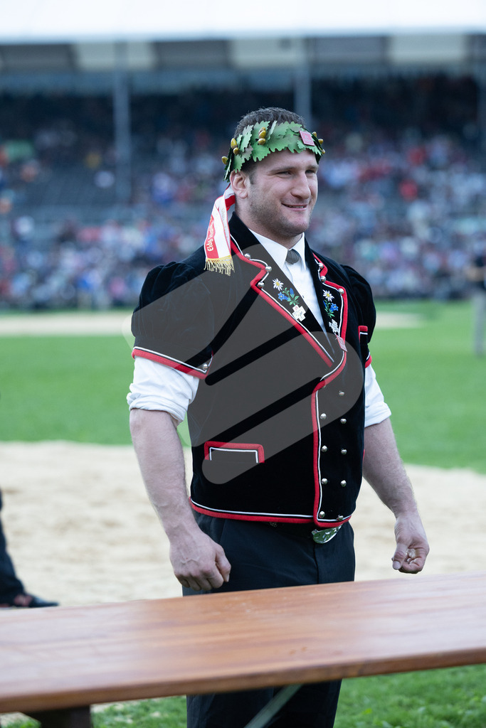 ESAF2025_Ehrung_7333 | Die Schwinger des Schwyzer Kantonalen Schwingerverbandes: Fotos, die Dynamik und Leidenschaft festhalten, sowie emotionale Momente aus dem traditionellen Schwingsport zeigen. - Realisiert mit Pictrs.com