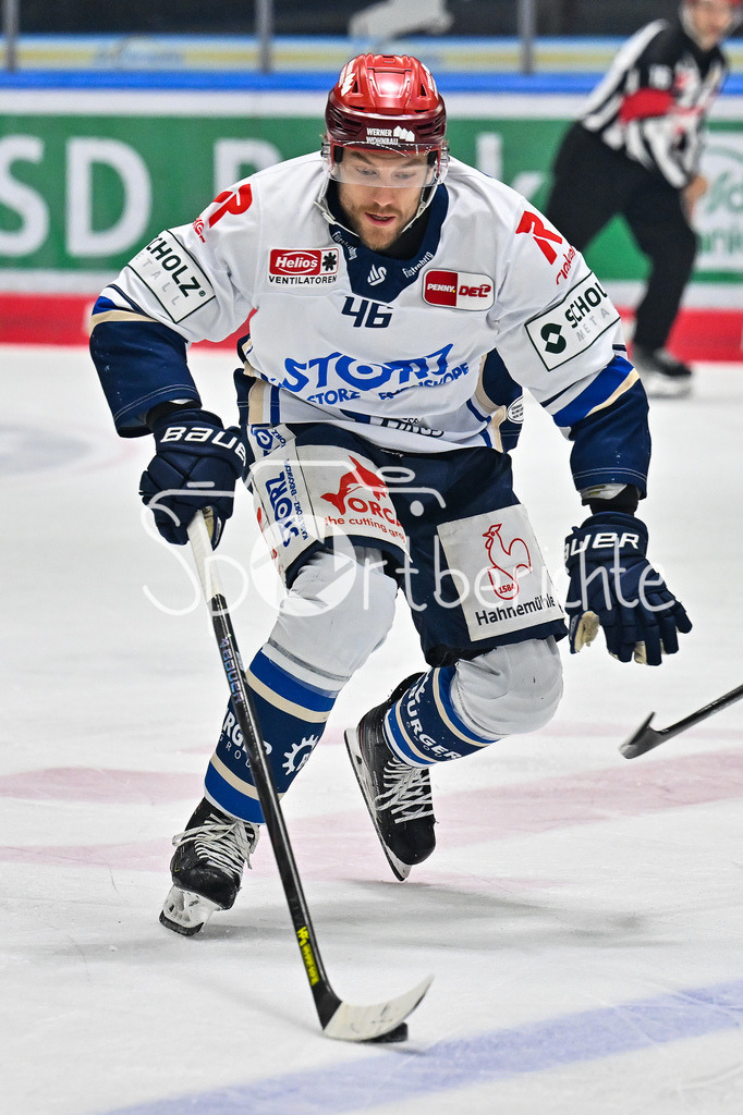 Augsburger Panther - Schwenninger Wild Wings | AUGSBURG, DEUTSCHLAND - 2. NOVEMBER: am Puck Eric MARTINSSON (Schwenninger Wild Wings 46)  / Einzelfoto / Freisteller beim Ligaspiel zwischen den Augsburger Panthern und den Schwenninger Wild Wings am 17. Spieltag der Penny DEL im Curt Frenzel Stadion am 02.11.2025