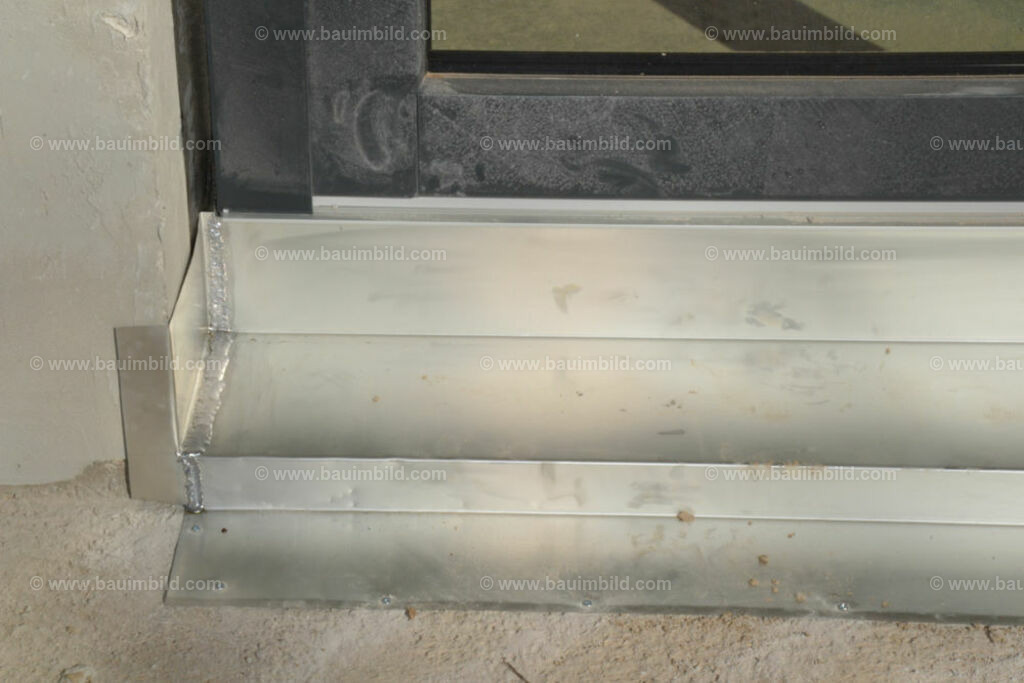 bib-lg11-spenglerarbeiten-0192 | Nach LV-Leistungsgruppen sortierte Detailfotos über den Bau eines Hauses. Alle Hausbau-Bilder direkt vom Urheber und Autor der Website Haus-Selber-Bauen.com