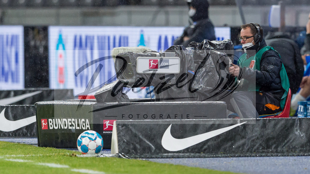 HERBOC20220204_275 | Fussball, Herren: . Eine TV-Kamera bei dem Spiel der 1. Bundesliga zwischen Hertha BSC und VfL Bochum im Olypiastadion am 04.02.2022 in Berlin, Deutschland.DFB / DFL REGULATIONS PROHIBIT ANY USE OF PHOTOGRAPHS AS IMAGE SEQUENCES AND/OR QUASI-VIDEO. - Realisiert mit Pictrs.com