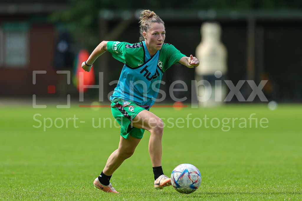 Fussball, Google Pixel Frauen-Bundesliga, Training SV Werder Bremen | v.li.: Lisa Josten (SV Werder Bremen, 7) am Ball, Einzelbild, Ganzkörper, Aktion, Action