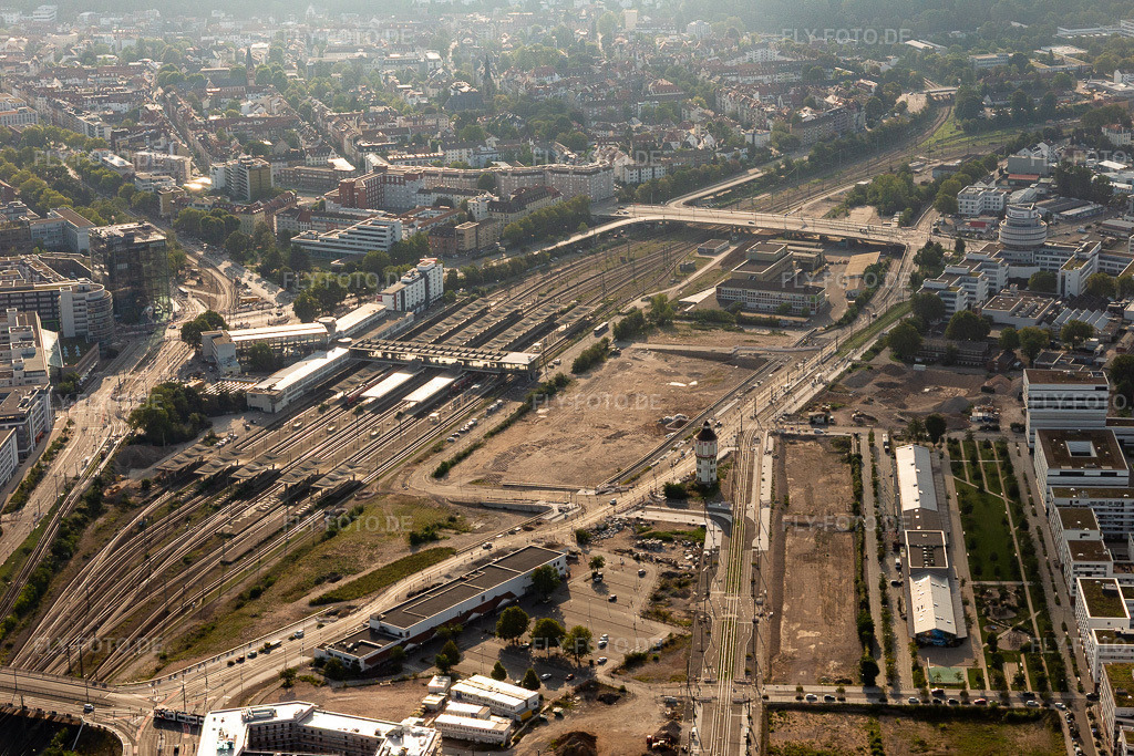 Luftbild: Gleisverlauf und Hauptbahnhofes der Deutschen Bahn im Ortsteil Weststadt in Heidelberg im Bundesland Baden-Württemberg in Deutschland. Foto: IMG_117153.jpg vom 25.08.2019 durch Werner Riehm/FLY-FOTO.de