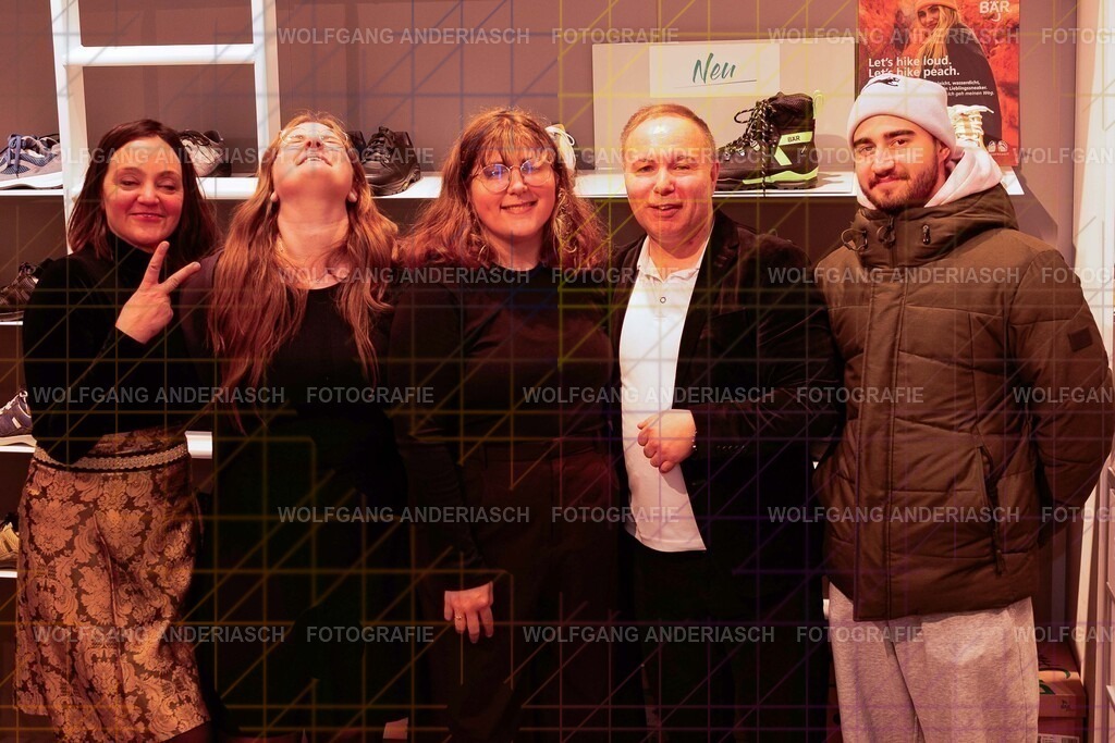 20251130-104818_Schmuck_R3A_0214_wa | Eine besondere Vernissage mitten im Flagship-Store von BÄR Schuhe in Frankfurt: Schmuck trifft auf orthopädische Schuhkunst, Design auf Wohlgefühl. Zwischen funkelnden Details und anatomischer Präzision entstand ein Abend voller Stil, Inspiration und echter Handwerksqualität. Ein herzliches Dankeschön an Alexandra Feirer für die großartige Gastfreundschaft und diesen stimmungsvollen Rahmen. - Realisiert mit Pictrs.com