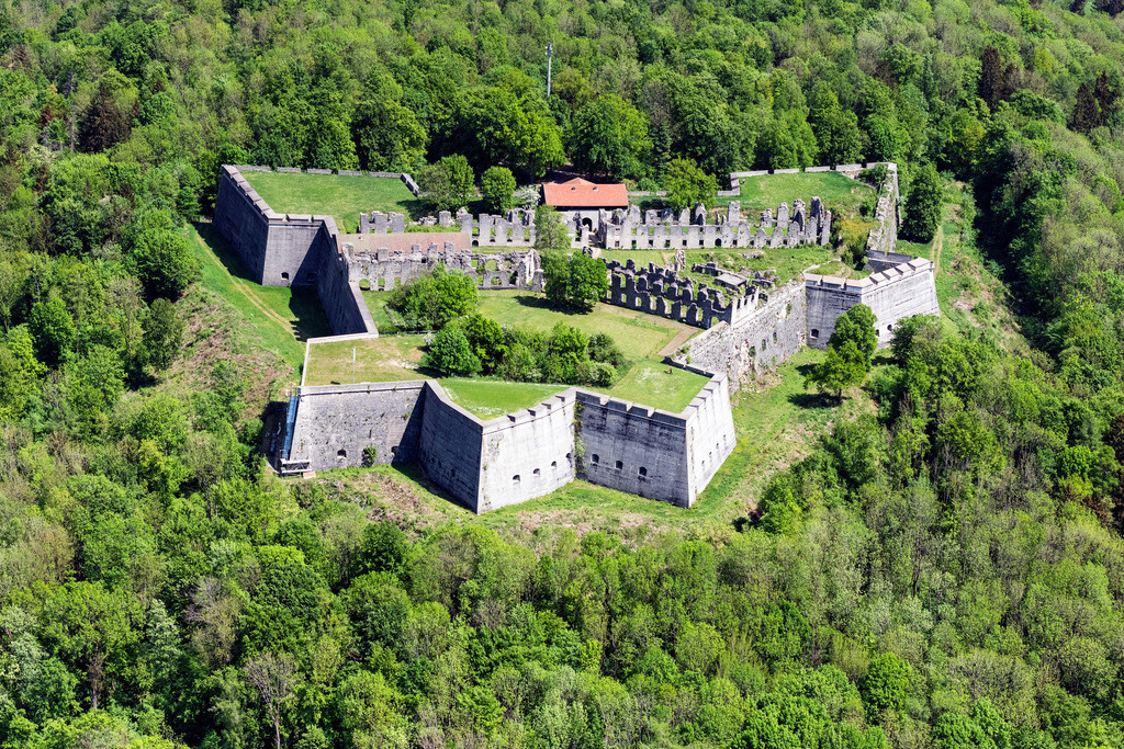 dr__0096236.jpg | SCHNAITTACH 11.05.2022 Fragmente der Zitadelle- Festungsanlage Rothenberg in Schnaittach im Bundesland Bayern, Deutschland. 