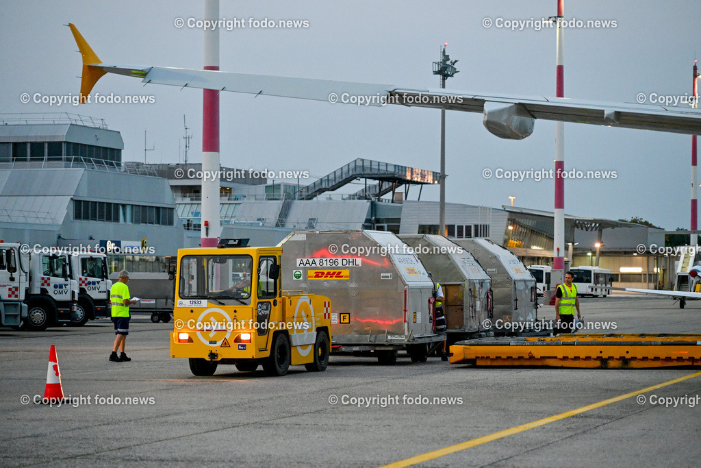 DHL Hoersching_ Warehouse_ Pakete_ Flugzeugbeladung_ 26.06.2023-76 | 26.06.2023, Linz Hoersching, AUT, DHL Hoersching, Warehouse, Flugzeugbeladung Pakete, im Bild Frachtflugzeug wird mit Frachtcontainer beladen