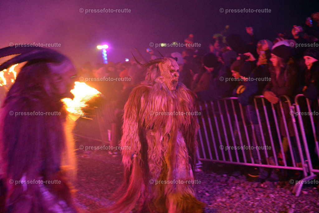 news-2022-Dez03-Krampusumzug-Reutte-WTV_5623 | Info aus dem Bezirk Reutte/Ausserfern Tirol sowie eine umfangreiche Bilddatenbank über die gesamte Region: Lechtal, Talkessel Reutte, Tannheimertal, Zwischentoren. Lech, Plansee, Zugspitze, Grenztunnel, B179, Fernpassstraße, Verkehr, Lawinen, Tradition, - Realisiert mit Pictrs.com