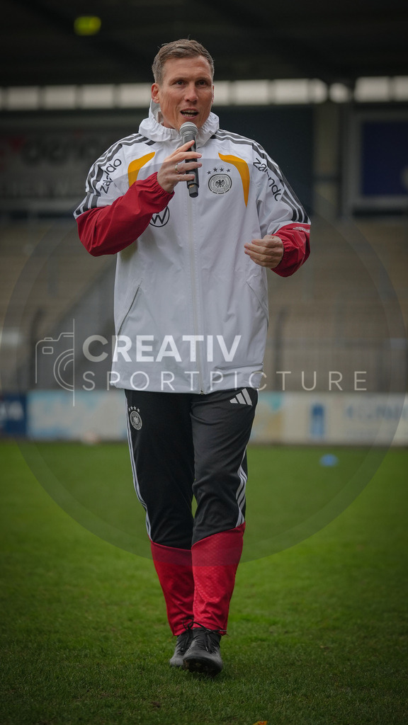 Fußball, Nachwuchs, Training, DFB, Demo-Einheit der Trainingsphilosophie Deutschland im Karl-Liebknecht-Stadion Potsdam, | Fußball, Nachwuchs, Training, DFB, Demo-Einheit der Trainingsphilosophie Deutschland im Karl-Liebknecht-Stadion Potsdam, Im Bild: Hannes Wolf (DFB) spricht zu den Zuschauern. - Realisiert mit Pictrs.com