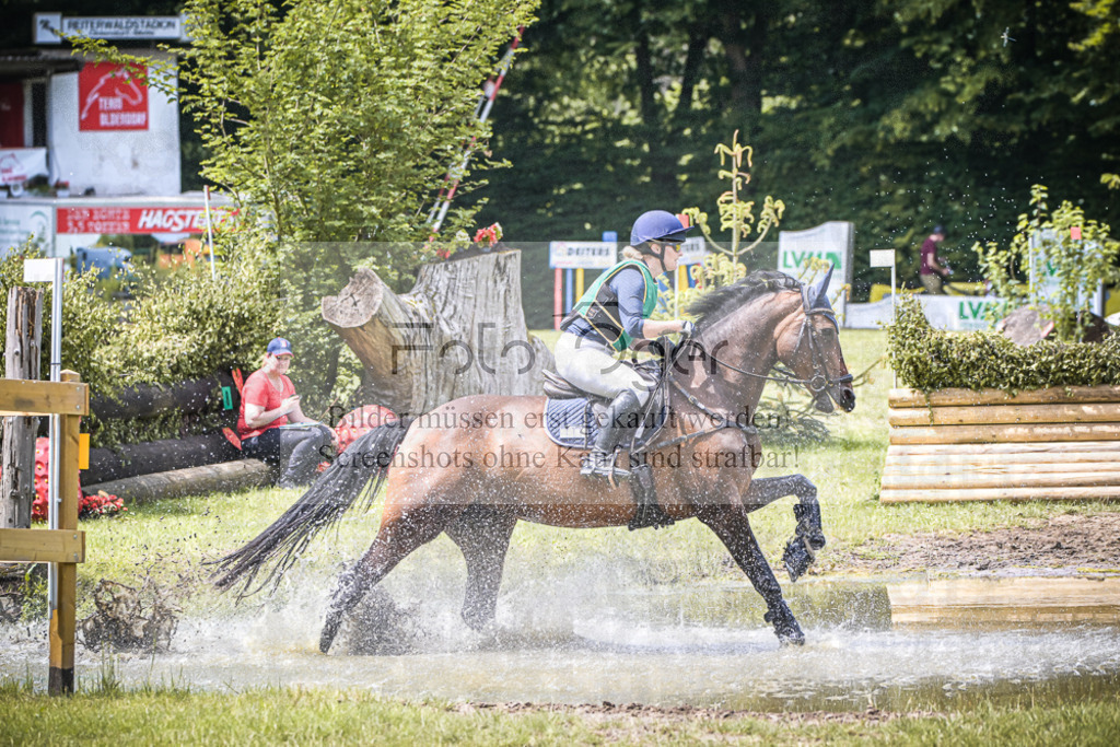 DOS_6800 | Entdecke hochwertige Reitturnierfotos von Foto Oger. Professionell, emotional und authentisch – jetzt Lieblingsmomente im Shop bestellen.Deutschlandweite Turnierfotografie. - Realisiert mit Pictrs.com