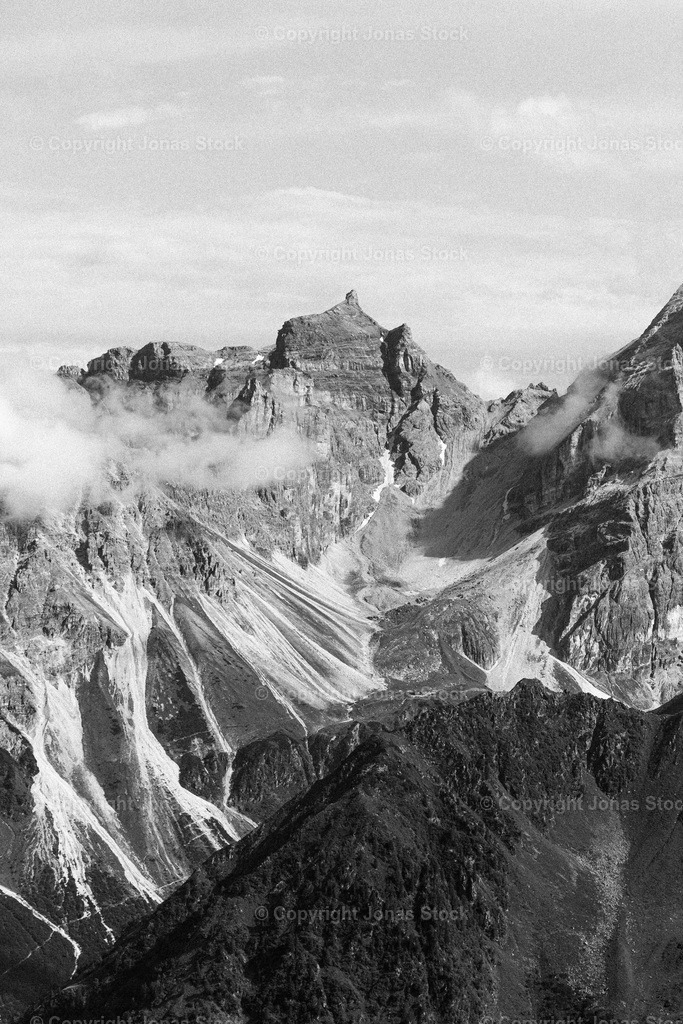 Stubai Peaks b/w | The view from the last hut during the Stubai Höhenweg.  - Realisiert mit Pictrs.com