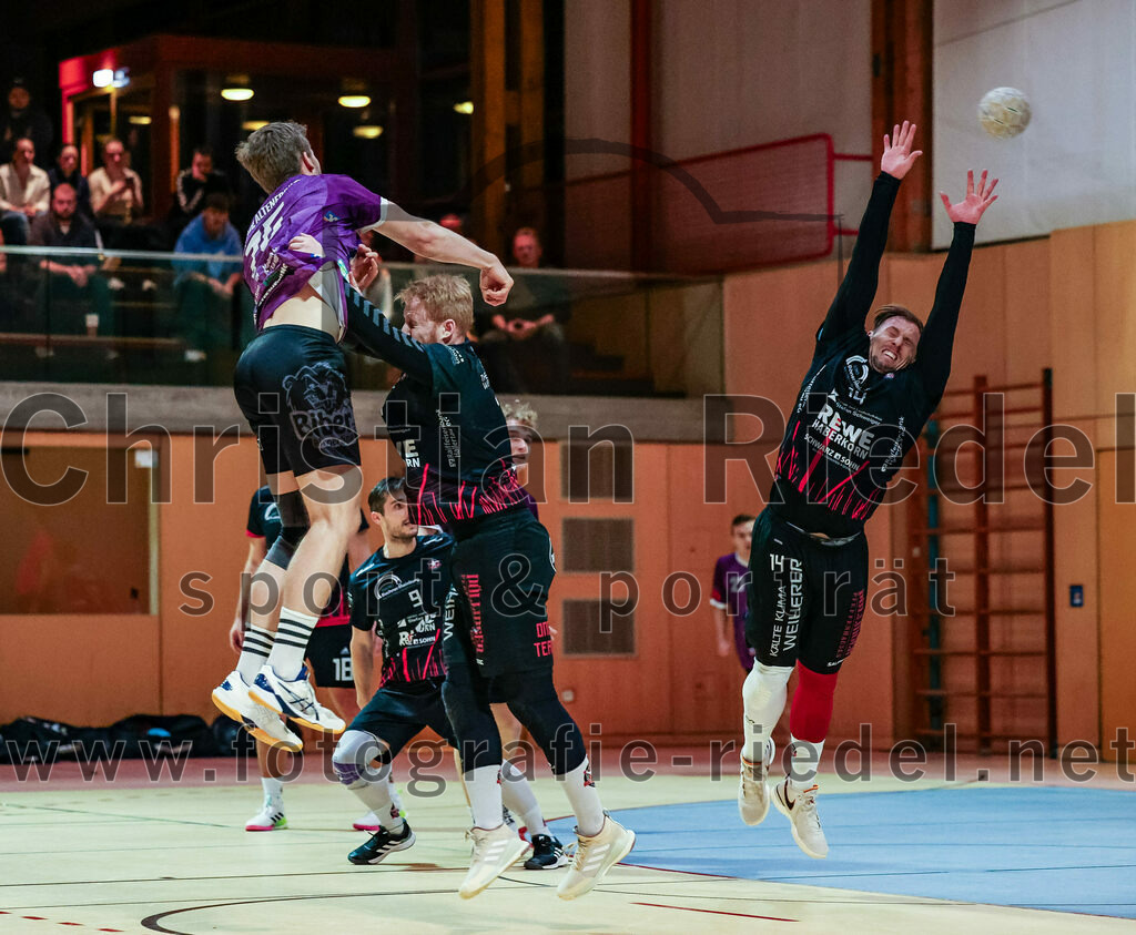 2023-11-26_038_SpVgg_Altenerding_gegen_TSV_1861_Mainburg | Erding, Deutschland, 26.11.2023:
Handball, Bezirksoberliga Männer 2023 / 2024, 9. Spieltag, SpVgg Altenerding gegen TSV 1861 Mainburg, Endergebnis: 34:20

Ferdinand Menzel (SpVgg Altenerding, #75), Marius May (TSV 1861 Mainburg, #14)

Foto: Christian Riedel / fotografie-riedel.net