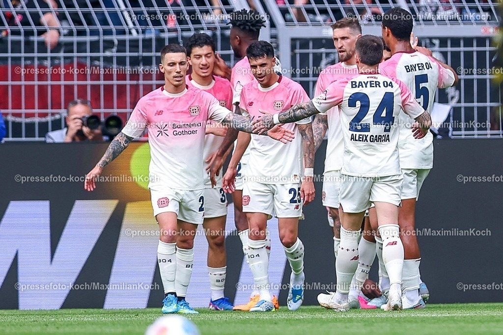 BVB11042601043 | 11.04.2026, Fußball, Borussia Dortmund - Bayer 04 Leverkusen, 1. Fußball Bundesliga, 29. Spieltag, Signal Iduna Park, Saison 2025 2026: Torjubel nach dem Tor zum 1:0 durch Torschütze Robert Andrich&nbsp;(Bayer04 Leverkusen #08)  zusammen mit xl02 Aleix Garcia&nbsp;(Bayer04 Leverkusen #24) Exequiel Palacios&nbsp;(Bayer04 Leverkusen #25)   DFB regulations prohibit any use of photographs as image sequences and or quasi-video.