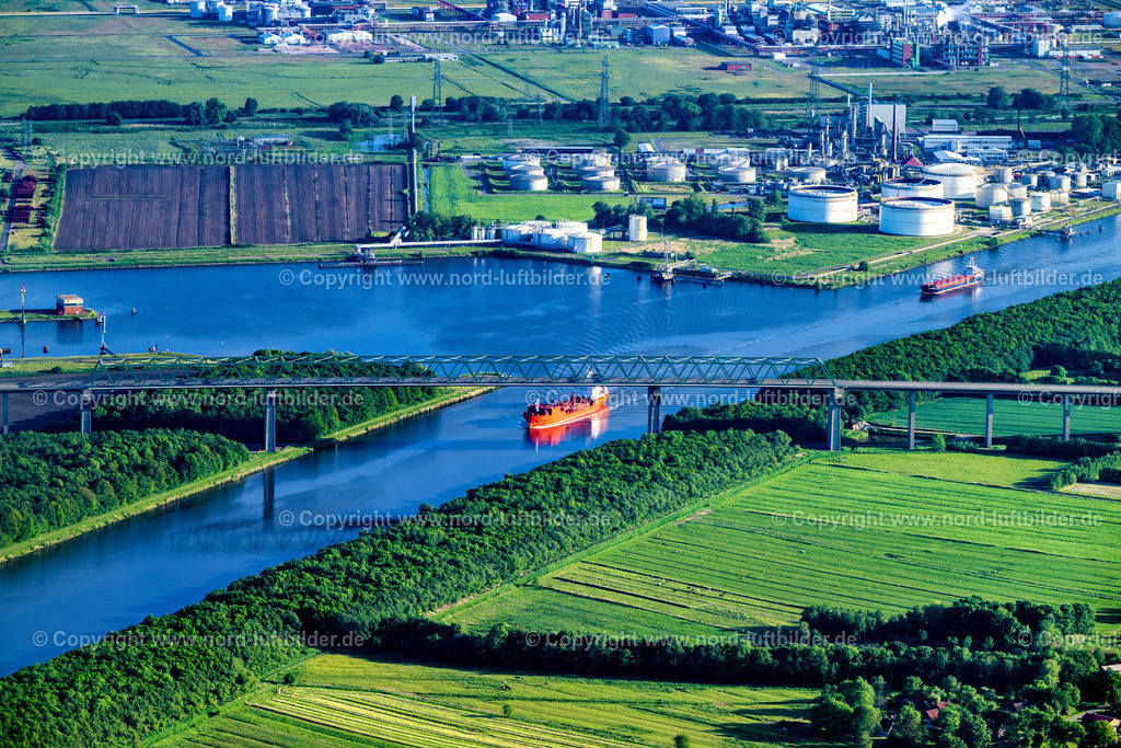 Nord_Ostsee_Kanal_Tanker_Coral_Leaf_ELS_8822300523 | BRUNSBüTTEL 30.05.2023 Streckenführung und Fahrspuren im Verlauf der Brücke der B 5 in Brunsbüttel über dem Nord-Ostsee-Kanal mit dem Tanker "Coral Leaf" im Bundesland Schleswig-Holstein. // Route and lanes along the B 5 bridge in Brunsbuettel over the Kiel Canal with the tanker "Coral Leaf" in the federal state of Schleswig-Holstein. Foto: Martin Elsen