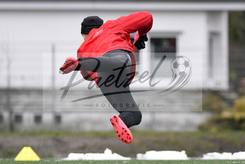 20200226_TRAOSN_0077 | Fussball, Herren: Torhueter Nils Koerber (VfL Osnabrueck) in Aktion waehrend der Trainingseinheit des VfL Osnabrueck im Sportpark Illoshoehe am 26.02.2020 in Osnabrueck, Deutschland. - Realisiert mit Pictrs.com