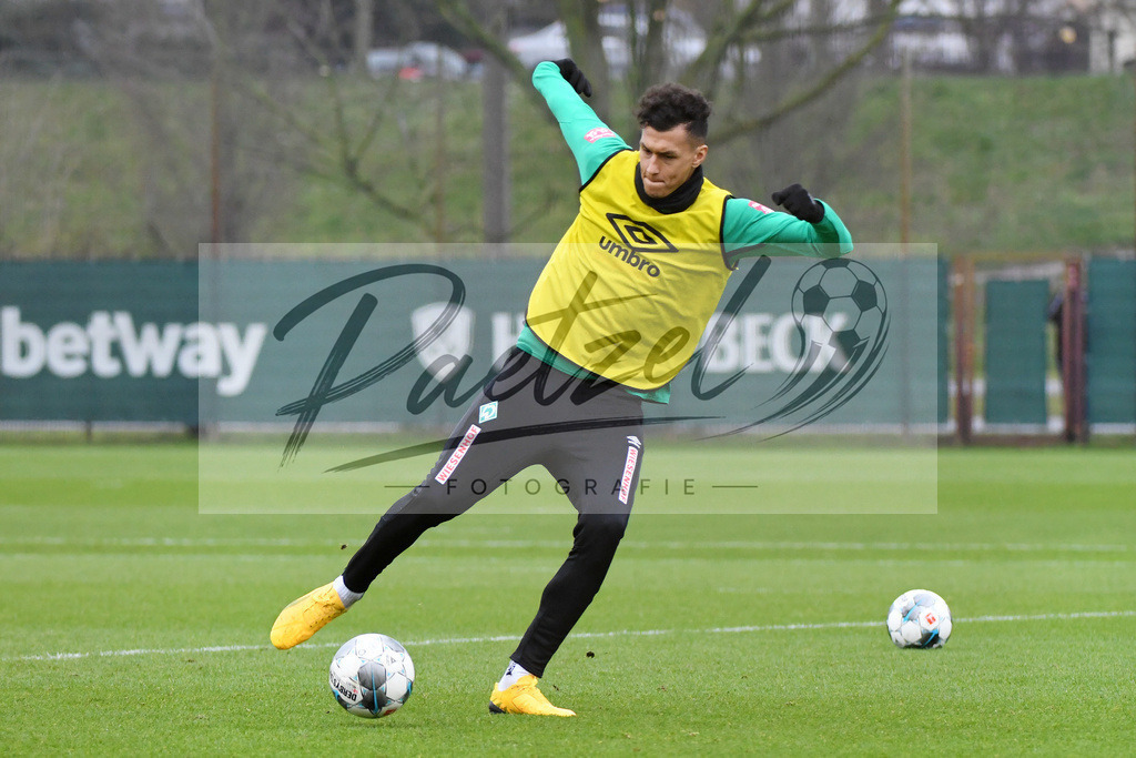 20200227_TRASVW_0076 | Fussball, Herren: Davie Selke (Werder Bremen) in Aktion, am Ball, Einzelaktion waehrend der Trainingseinheit des SV Werder Bremen auf dem Trainingsplatz am wohninvest Weserstadion am 27.02.2020 in Bremen, Deutschland. - Realisiert mit Pictrs.com