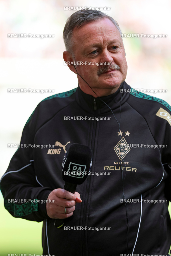 Borussia Mönchengladbach vs Hamburger SV - Bundesliga  | Mönchengladbach, Deutschland, 24.08.25:   Roland Virkus (Geschäftsführer Sport Borussia Mönchengladbach) schaut im Interview waehrend des Spiels der Bundesliga zwischen Borussia Mönchengladbach vs Hamburger SV im Stadion im Borussia Park(Foto von Brauer-Fotoagentur / Adrian Schlueter)