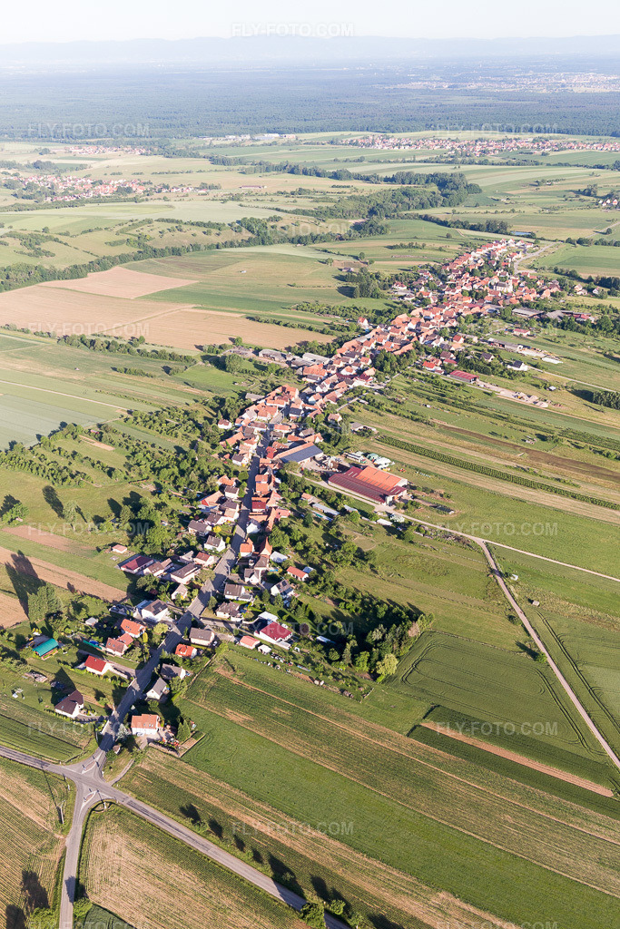 Aerial view: View of the town in Forstheim in the state Bas-Rhin, France.Photo: IMG_100807.jpg taken on 06/08/2017 by Werner Riehm/FLY-FOTO.comResolution of the original: 3648 x 5472 px