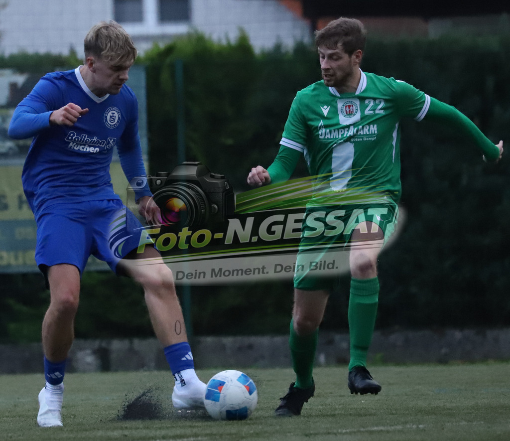 Bünder SV - TuS Bruchmühlen | Auf dem Bild zu sehen: grün Bünder SV: Jonas Franzrahe ; blau TuS Bruchmühlen: Marlon JoerendBünder SV, TuS Bruchmühlen, Saison 25/26, Kreisliga A, Bünde, Deutschland - Realisiert mit Pictrs.com