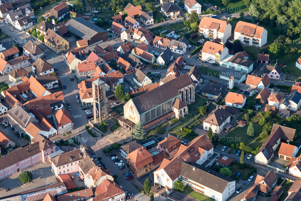 Luftbild: Kirchengebäude im Ortszentrum in Seltz im Bundesland Bas-Rhin in Frankreich. Foto: IMG_109160.jpg vom 25.07.2018 durch Werner Riehm/FLY-FOTO.de