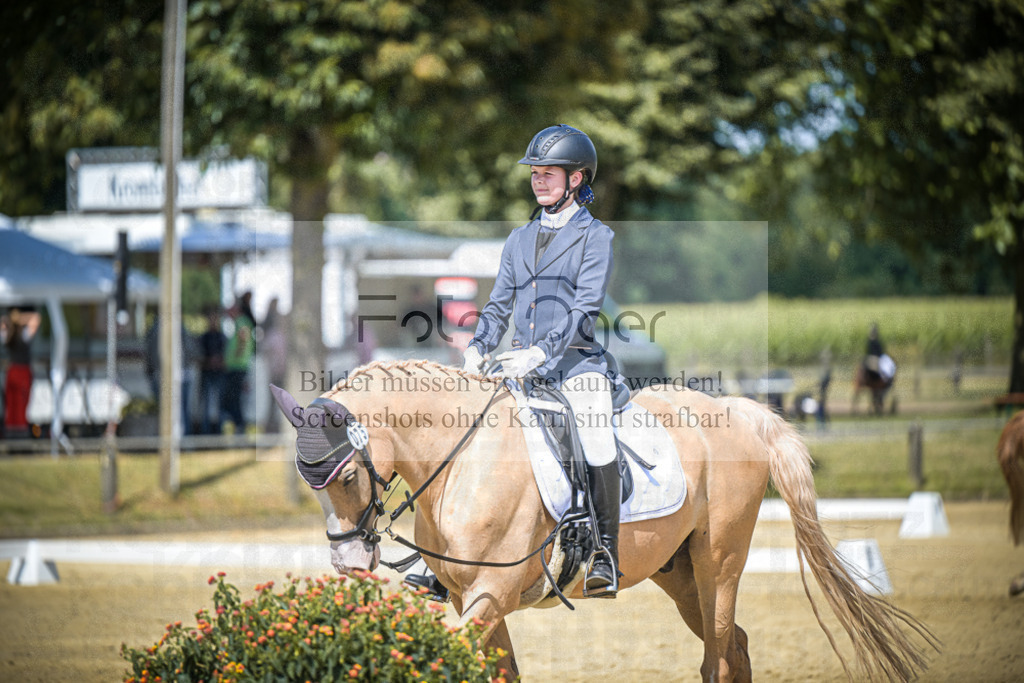 DOS_6201 | Entdecke hochwertige Reitturnierfotos von Foto Oger. Professionell, emotional und authentisch – jetzt Lieblingsmomente im Shop bestellen.Deutschlandweite Turnierfotografie. - Realisiert mit Pictrs.com