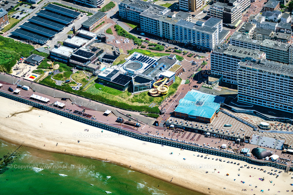 Sylt_Westerland_Sylter_Welle_Schwimmbad_ELS_0392210625 | SYLT 21.06.2025 Erlebnisbad " Sylter Welle " an der Doktor-Nicolas-Straße in Sylt Nordsee - Insel im Bundesland Schleswig-Holstein, Deutschland. // Water park "Sylter Welle" on Doktor-Nicolas-Strasse in Sylt, North Sea island in the state of Schleswig-Holstein, Germany. Foto: Martin Elsen