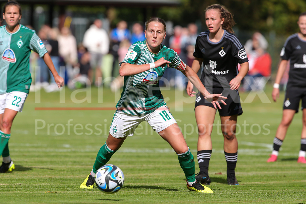 Fussball, Testspiel Frauen, Hamburger SV - SV Werder Bremen | v.li.: Lina Hausicke (SV Werder Bremen, 18) am Ball, Einzelbild, Ganzkörper, Aktion, Action, Spielszene