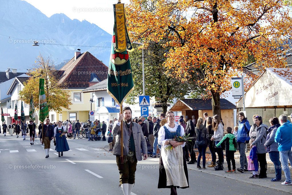 a-news-2022-Okt16-LJ_Erntedank_Reutte-FAHNENTRAGER-DSD04598 | Info aus dem Bezirk Reutte/Ausserfern Tirol sowie eine umfangreiche Bilddatenbank über die gesamte Region: Lechtal, Talkessel Reutte, Tannheimertal, Zwischentoren. Lech, Plansee, Zugspitze, Grenztunnel, B179, Fernpassstraße, Verkehr, Lawinen, Tradition, - Realisiert mit Pictrs.com