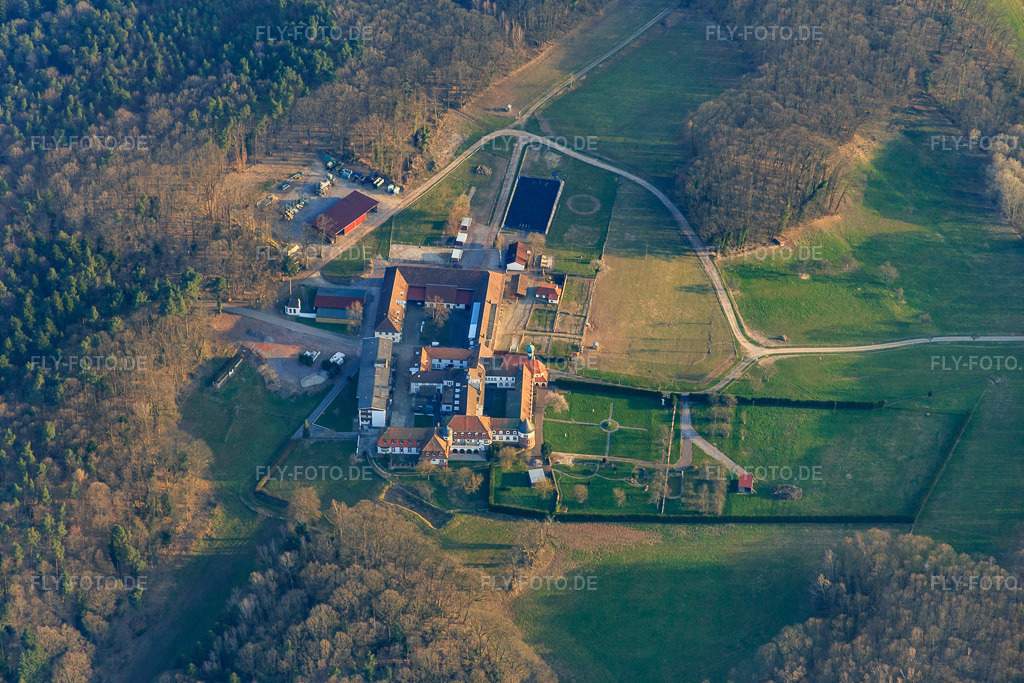 Luftbild: Pferdepension auf dem Kloster Liebfrauenberg in Bad Bergzabern im Bundesland Rheinland-Pfalz in Deutschland. Foto: IMG_076741.jpg vom 28.03.2015 durch Werner Riehm/FLY-FOTO.de