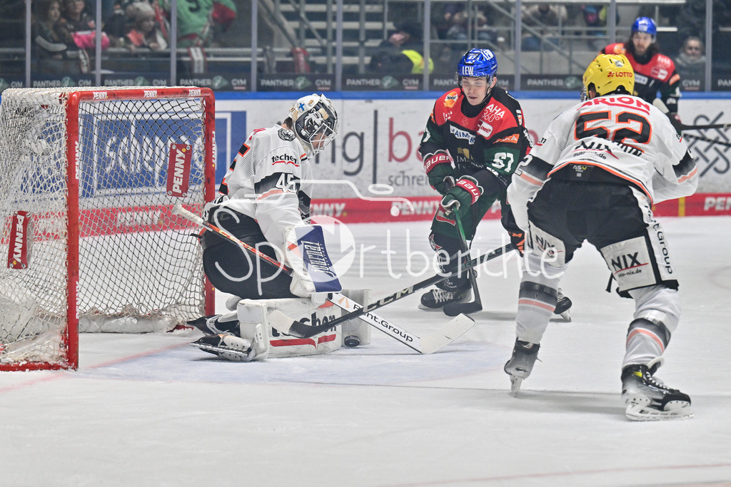Augsburger Panther - Löwen Frankfurt  | Juho OLKINUORA (Löwen Frankfurt #45) kann hier einen SChuss von Florian ELIAS (Augsburger Panther #67) entschaerfen / DEL: Augsburger Panther - Loewen Frankfurt, Curt Frenzel Stadion am 12.01.2025