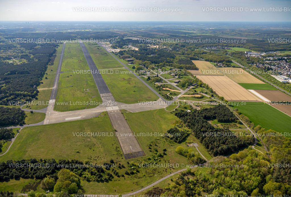 Niederkruechten240403262ehemaligerRAF-FlughafenBrueggen | Luftbild, ehemaliger Militärflughafen in Niederkrüchten-Elmpt,
Flugplatz an der deutsch-niederländischen Grenze, Elmpter Wald Waldgebiet, Kauf von Verdion Projektentwickler und Logistikspezialist, Elmpt, Niederkrüchten, Rheinland, Nordrhein-Westfalen, Deutschland