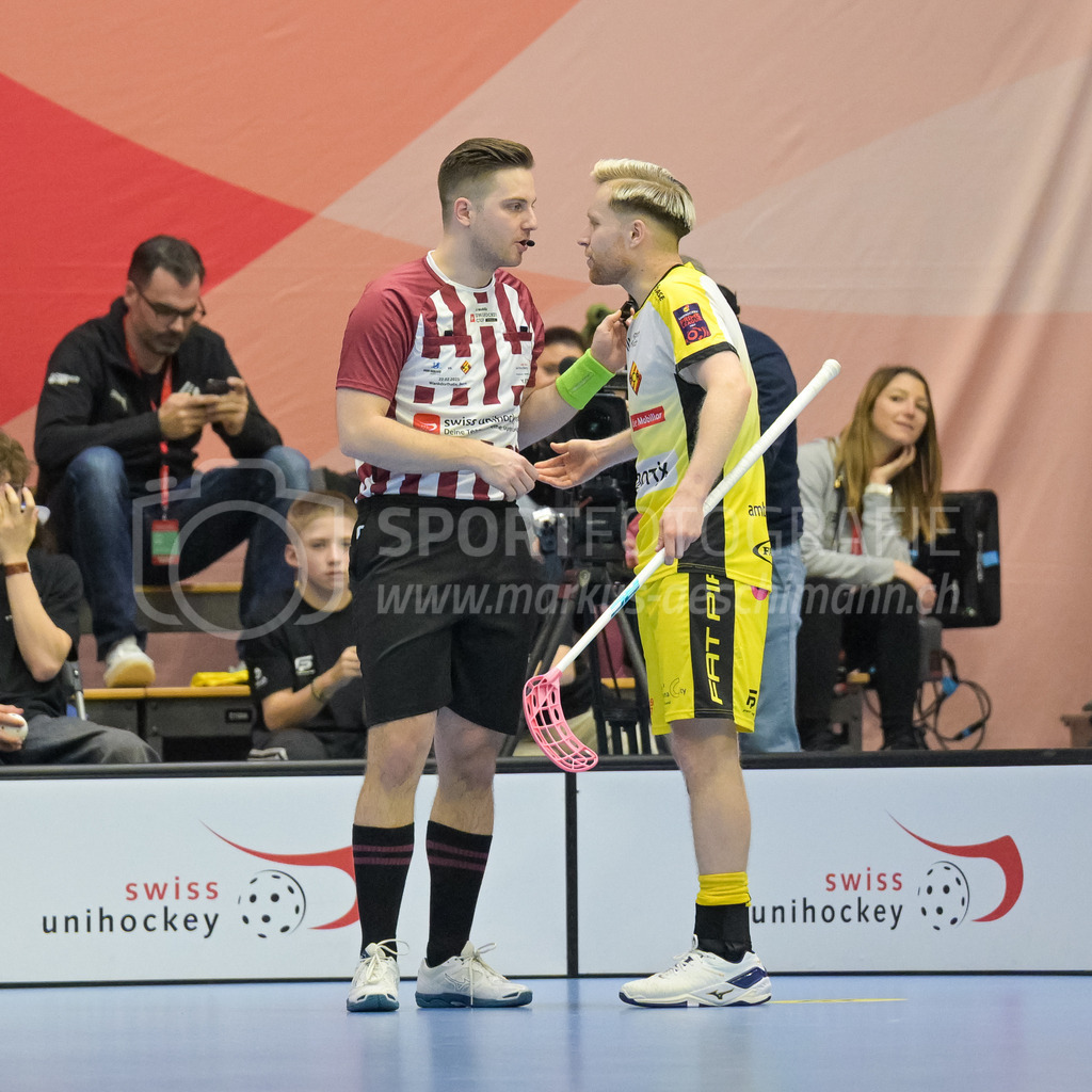 Zug United vs HC Rychenberg - 22. February 2025 | Zug United vs HC RychenbergSporthalle Wankdorf, BernNoah Püntener (#19 HC Rychenberg Winterthur) diskutiert mit Schiedsrichter Yanick Etter.Bild: Sportfotografie Markus Aeschimann | www.markus-aeschimann.ch - Realisiert mit Pictrs.com