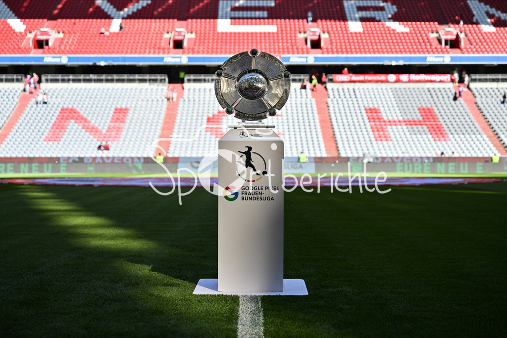 FC Bayern München - Bayer 04 Leverkusen | Die Meisterschale der Google Pixel Frauen Bundesliga steht vor Anpiff in der Sonne / Symbolbild / Google Pixle Frauen-Bundsliga: FC Bayern München - Bayer 04 Leverkusen; Allianz Arena am 06.09.2025