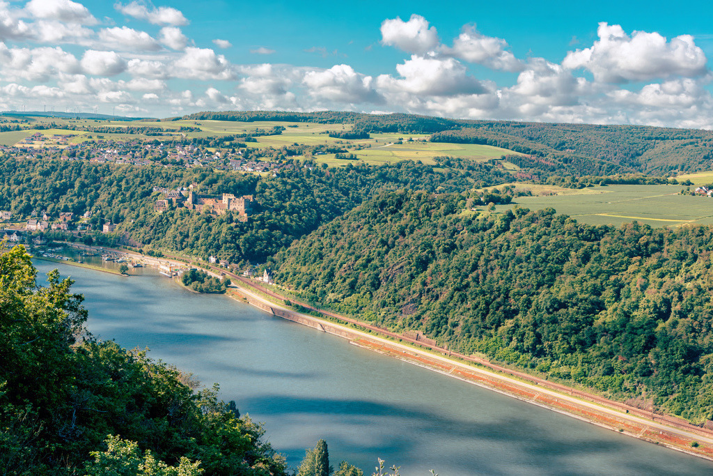 Kulturlandschaft Mittelrhein,Weinbau, steile Hänge und Felsformationen,Loreley | Der Rhein: Der Fluss schlängelt sich hier durch das enge, von steilen Hängen geprägte Schiefergebirge.Kulturlandschaft: Die Hänge sind geprägt von dichten Wäldern, historischen Weinanbauterrassen und FelsformationenIn der Region befinden sich zahlreiche historische Bauwerke wie die markante Burg Katz oberhalb von Sankt Goarshausen - Realisiert mit Pictrs.com