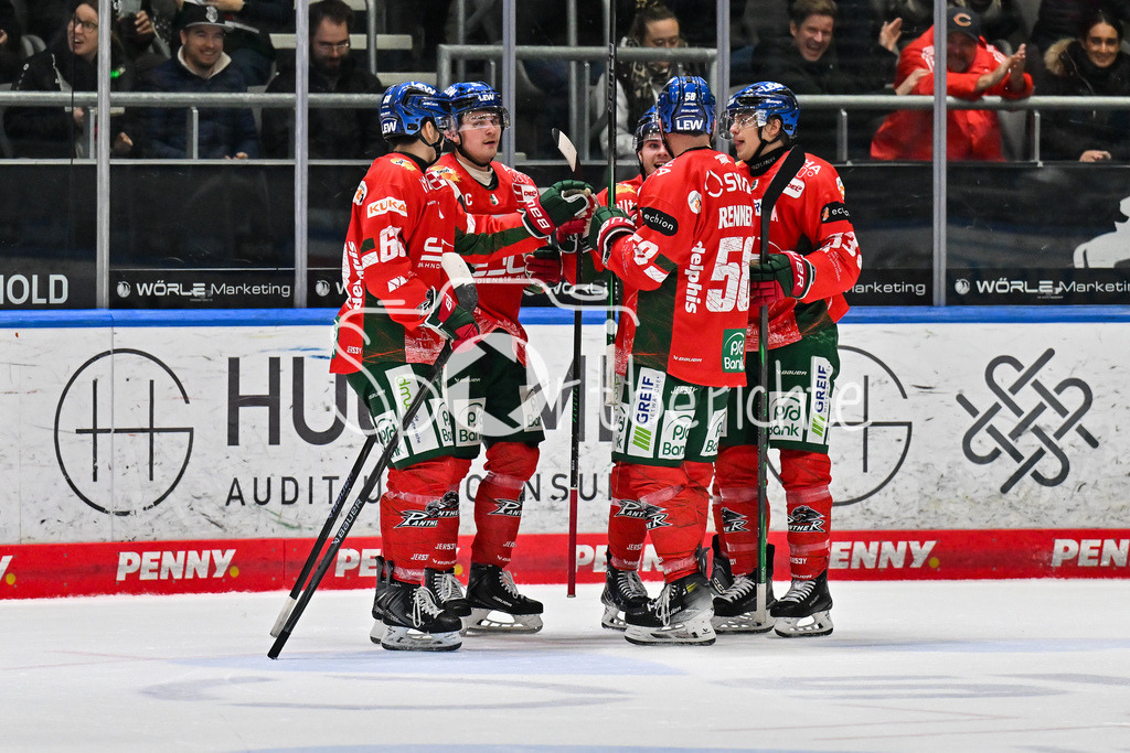 Augsburger Panther - Schwenninger Wild Wings | AUGSBURG, DEUTSCHLAND - 2. NOVEMBER: Jubel der Panther nach dem Treffer zum 4-1 durch D. J. BUSDEKER (Augsburger Panther 14), Tor / Torschuetze / Freude / Happy beim Ligaspiel zwischen den Augsburger Panthern und den Schwenninger Wild Wings am 17. Spieltag der Penny DEL im Curt Frenzel Stadion am 02.11.2025