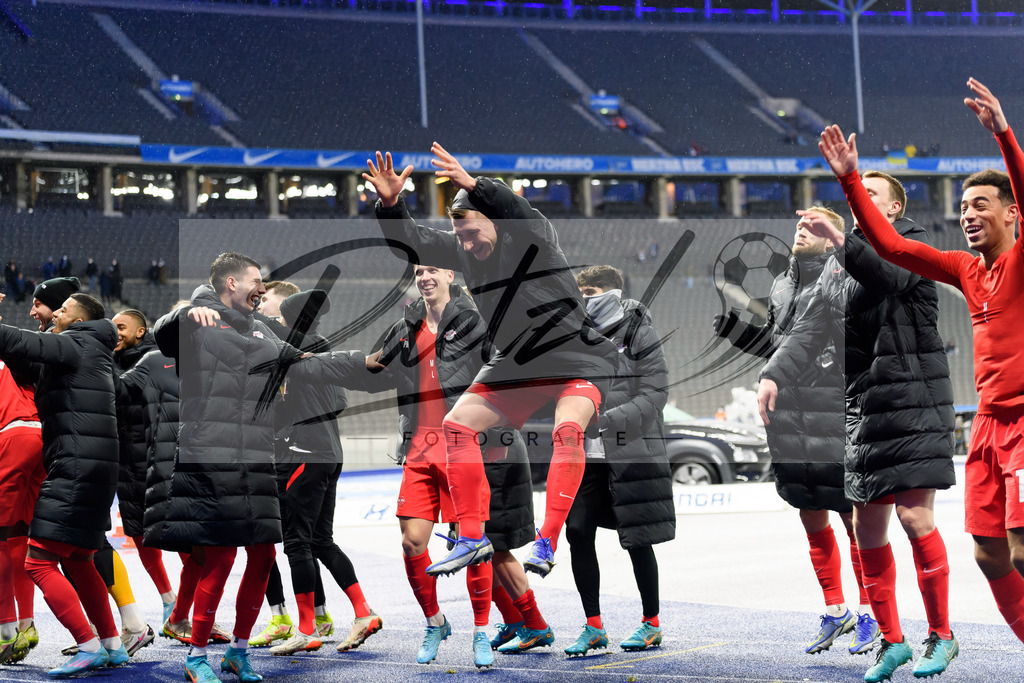 BSCRBL20220220_110 | Fussball, Herren: . Spieler von RB Leipzig Schlussjubel, jubelt nach dem 1:6 Sieg bei dem Spiel der 1. Bundesliga zwischen Hertha BSC und RB Leipzig im Olypiastadion am 20.02.2022 in Berlin, Deutschland.DFB / DFL REGULATIONS PROHIBIT ANY USE OF PHOTOGRAPHS AS IMAGE SEQUENCES AND/OR QUASI-VIDEO. - Realisiert mit Pictrs.com