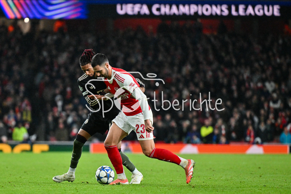 Arsenal FC - FC Bayern München | LONDON, ENGLAND - 26. NOVEMBER: im Duell Michael OLISE (FC Bayern Munich 17) und Mikel MERINO (Arsenal FC 23) beim Ligaspiel zwischen Arsenal London und dem FC Bayern München am 5. Spieltag der UEFA Champions League im Emirates Stadium am 26.11.2025