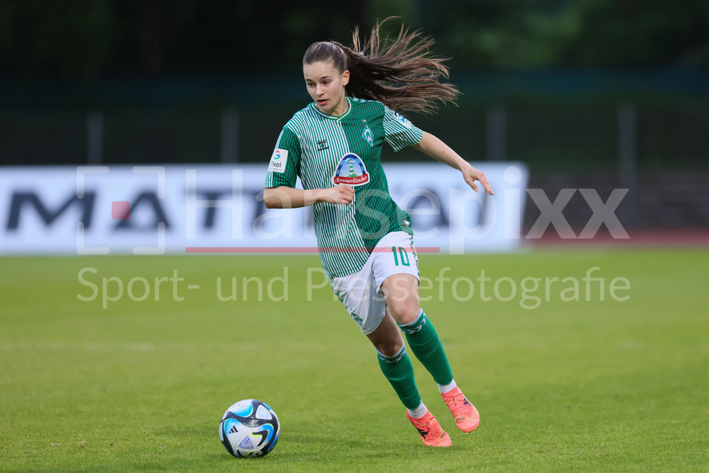 Fussball, Google Pixel Frauen-Bundesliga, SV Werder Bremen - MSV Duisburg | v.li.: Tuana Mahmoud (geb. Keles, SV Werder Bremen, 10) am Ball, Freisteller, Einzelbild, Ganzkörper, Aktion, Action, Spielszene, DIE DFB-RICHTLINIEN UNTERSAGEN JEGLICHE NUTZUNG VON FOTOS ALS SEQUENZBILDER UND/ODER VIDEOÄHNLICHE FOTOSTRECKEN. DFB REGULATIONS PROHIBIT ANY USE OF PHOTOGRAPHS AS IMAGE SEQUENCES AND/OR QUASI-VIDEO.