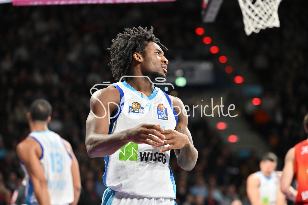 FC Bayern München - Skyliners Frankfurt | MUNICH, GERMANY - 17. FEBRUARY: im Bild Isaiah SWOPE (Skyliners Frankfurt 1) / Einzelfoto / Freisteller während dem Spiel zwischen dem FC Bayern München und den Skyliners Frankfurt am 21. Spieltag der easyCredit BBL im BMW Park