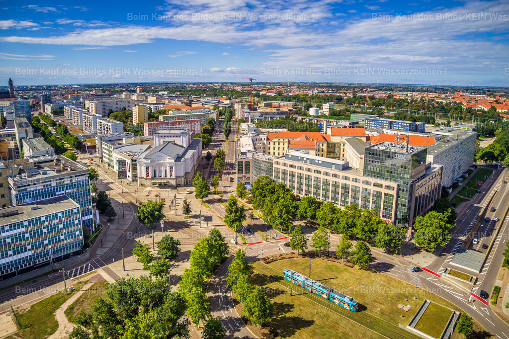 Magdeburg Uniplatz-0019 | Aktuell wird im City Carrè die Ausstellung "Magdeburg von ganz oben" mit Luftbildern der Stadt präsentiert. Diese Ausstellung zeigt Luftaufnahmen der Stadt, die die Entwicklung Magdeburgs über die Jahre dokumentieren.  Die Ausstellung "Magdeburg von ganz oben" läuft vom 5. bis 30. Mai 2025
 - Realisiert mit Pictrs.com
