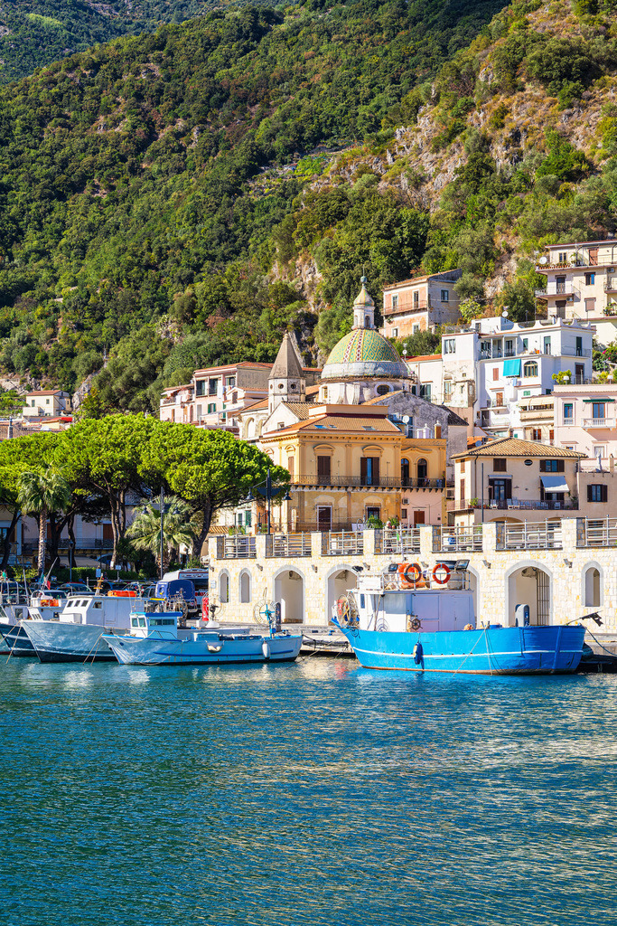 Blick auf Cetara an der Amalfiküste in Italien | Blick auf Cetara an der Amalfiküste in Italien.