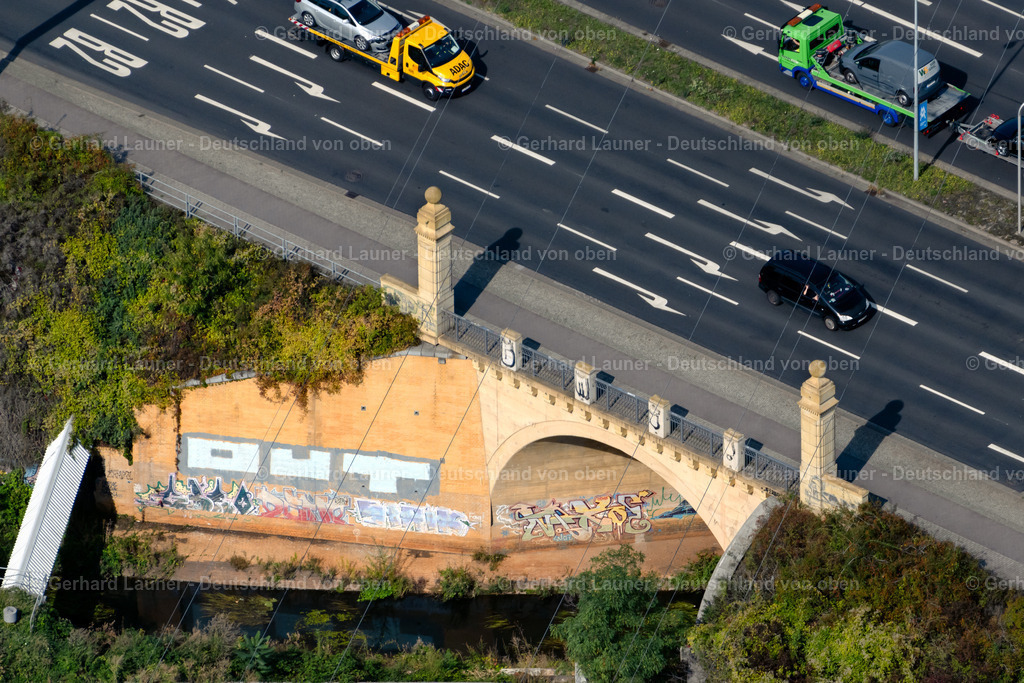 4039755 | LEIPZIG 14.09.2020 Straßenführung im Tunnelbauwerk zur Uferquerung des Parthe- Flussverlaufes im Ortsteil Abtnaundorf in Leipzig im Bundesland Sachsen, Deutschland. // Road layout in tunnel construction to shore crossing the Parthe in the district Abtnaundorf in Leipzig in the state Saxony, Germany. Foto: Gerhard Launer