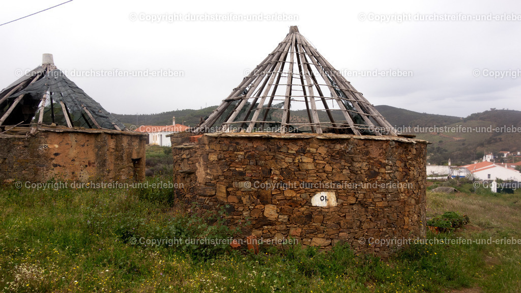 Historisches Rundhaus - palheiro - im Bergdorf Mealha, Serra do Caldeirão, Algarve | Historisches Rundhaus - palheiro - im Bergdorf Mealha, Serra do Caldeirão, Algarve - Realisiert mit Pictrs.com