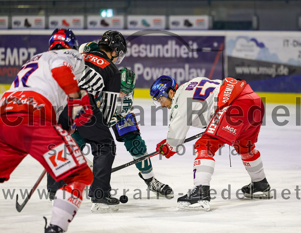 2026-01-18_134_TSV_Erding_gegen_Selber_Woelfe | Erding, Deutschland, 18.01.2026:Eishockey, Oberliga Süd 2025 / 2026, 38. Spieltag, TSV Erding gegen Selber Wölfe, Endergebnis: 2:3 n.V.Philipp Michl (Erding Gladiators, #77), Daniel Weiß (Selber Wölfe, #57)Foto: Christian Riedel / fotografie-riedel.net