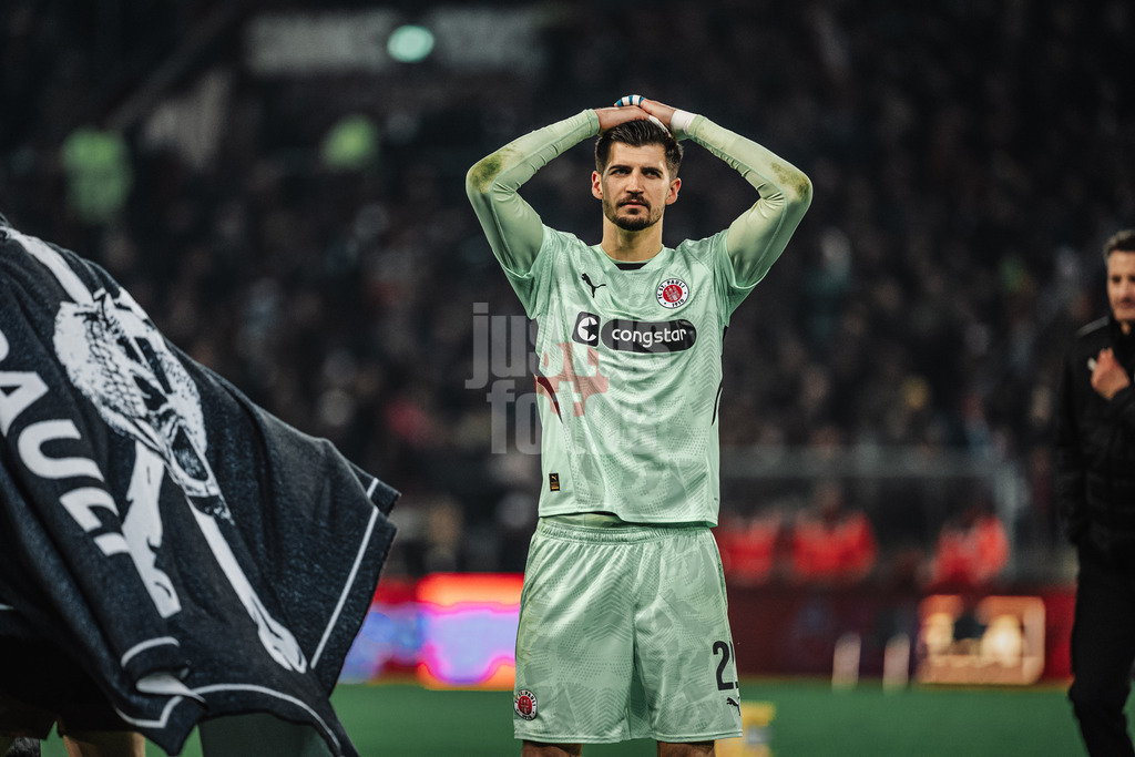 Fußball | Männer | Saison 2024/2025  | Fußball-Bundesliga | 12. Spieltag | FC St. Pauli vs. Holstein Kiel | 29.11.2024 | Nikola Vasilj (#22, FC St. Pauli) nach dem Sieg noch etwas ungläubig