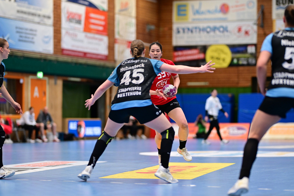 Handball I Frauen I Saison 2024-2025 I 1. HBF I Play-Down Halbfinale I Buxtehuder SV - BSV Sachsen Zwickau | Jolina Huhnstock (45, Buxtehuder Sportverein) Kaho Nakayama (59, BSV Sachsen Zwickau) - Realisiert mit Pictrs.com