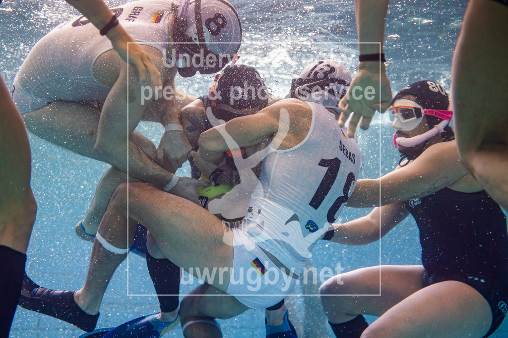 GER, DUC Krefeld (Deutschland) vs. Orcas (Kolumbien),Herren, Unterwasser-Rugby, Champions Cup 2024, Finale, 24.11.2024 | Zweikampf nahe der Wasseroberfläche, Sebastian Hernandez (DUC Krefeld, #18) - Realisiert mit Pictrs.com