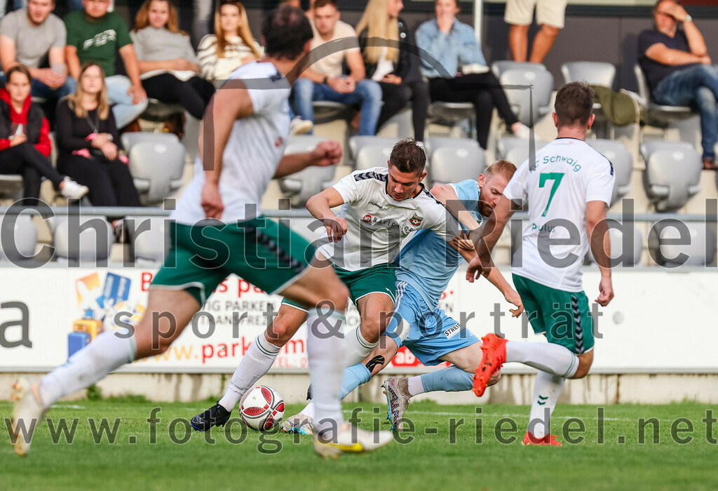 2023-07-28_039_FC_Schwaig_gegen_TSV_1860_Rosenheim | Oberding, Deutschland, 28.07.2023:
Fußball, Landesliga Südost 2023 / 2024, 3. Spieltag, FC Schwaig gegen TSV 1860 Rosenheim, Endergebnis: 1:1

Raffael Ascher (FC Schwaig, #9), Maximilian Pichler (TSV 1860 Rosenheim, #24), Tobias Paulus (FC Schwaig, #7)

Foto: Christian Riedel / fotografie-riedel.net