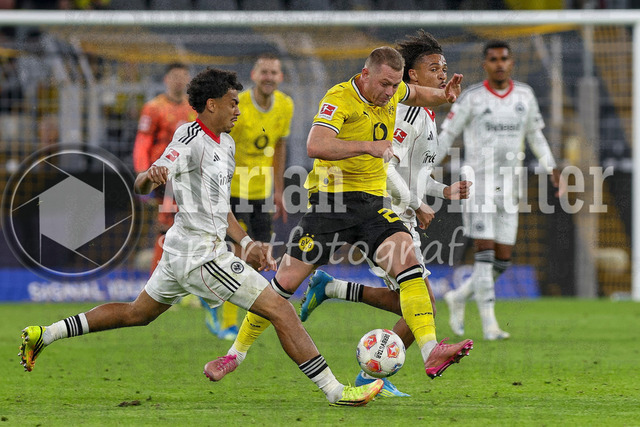 08.05.2026, GER, Fussball, Herren, 1. BL, Saison 2025/2026, Borussia Dortmund - Eintracht Frankfurt | Nathaniel Brown (SGE), Julian Ryerson (BVB) und Jean-Matteo Bahoya (SGE) im Kampf um den Ball
